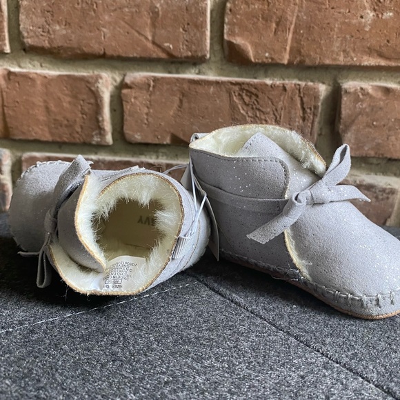 6-12M NWT Old Navy Faux Suede Grey Booties - Picture 9 of 9